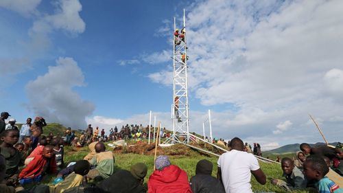 Proceso de instalación de una torre de telecomunicaciones en en la remota comunidad minera de Numbi, en la República Democrática del Congo