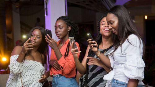 Un grupo de chicas en Ghana utilizan sus móviles