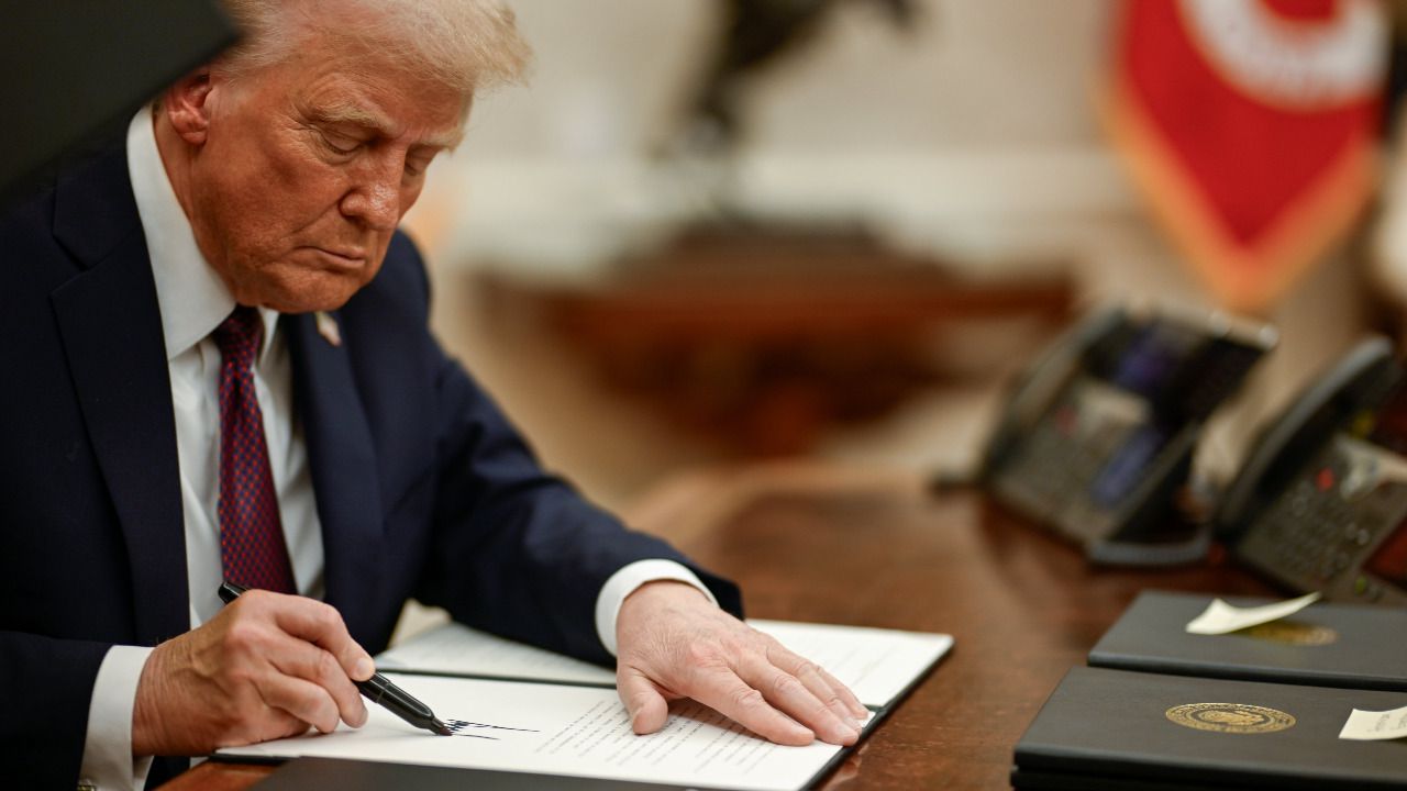 Donald Trump, presidente de Estados Unidos, firmando una orden ejecutiva