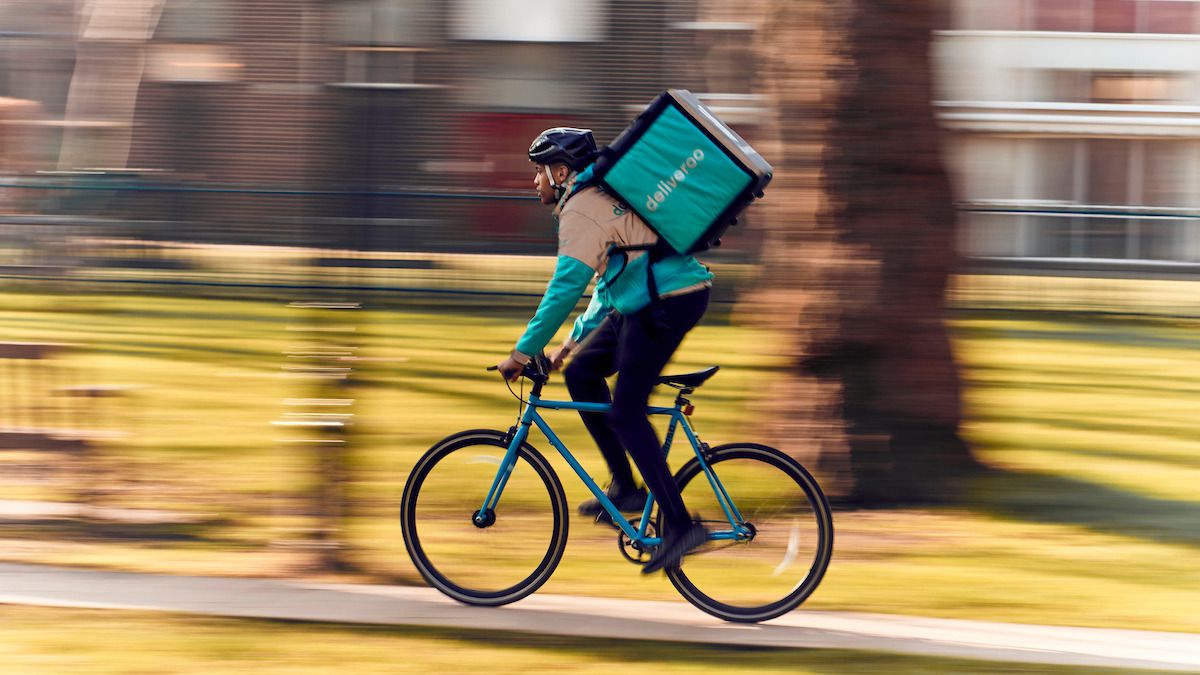 DoorDash ofrece 3.900 millones para comprar Deliveroo y reforzar su presencia global en el sector del delivery