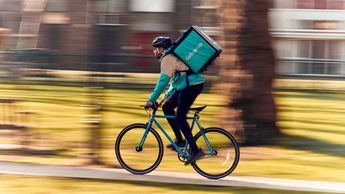 DoorDash ofrece 3.900 millones para comprar Deliveroo y reforzar su presencia global en el sector del delivery
