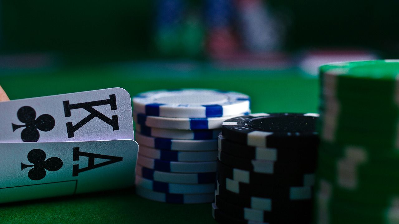 ¿Cómo se puede describir la influencia de la realeza en los juegos de casino?