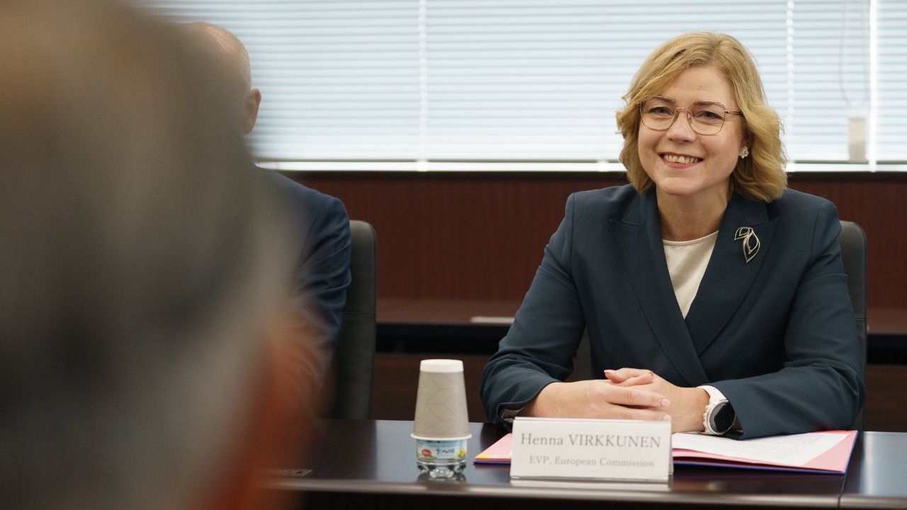 La vicepresidenta europea Henna Virkkunen durante un encuentro en Tokio con empresarios del sector de los semiconductores