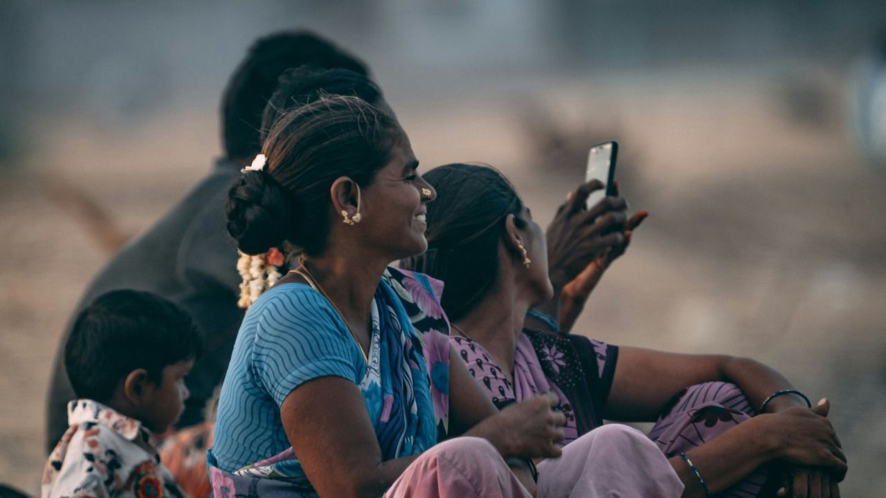 La brecha de género en el uso de internet móvil se estanca en países de renta baja y media