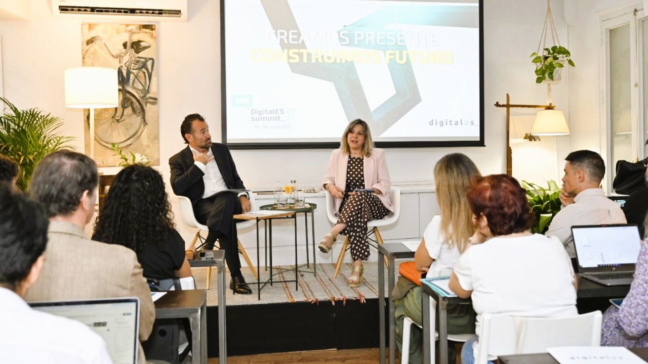 Miguel Sánchez Galindo, director general de DigitalES junto a Rocío Álvarez, responsable de comunicación de DigitalES, en el acto de presentación del Summit 2025