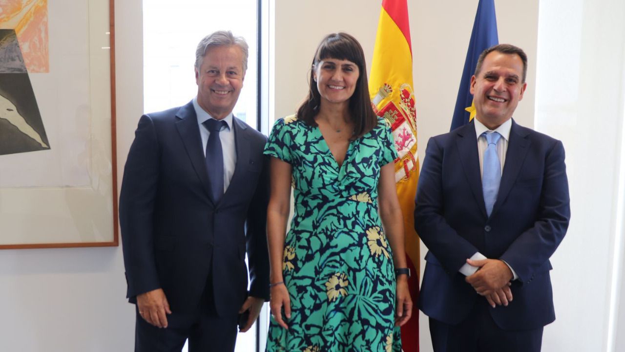 José Trigueros (CEO de OdinS y TProtege) y Carlos Moreira (CEO de WISeKey y SEALSQ), junto a la secretaria de Estado de Digitalización e IA, María González Veracruz