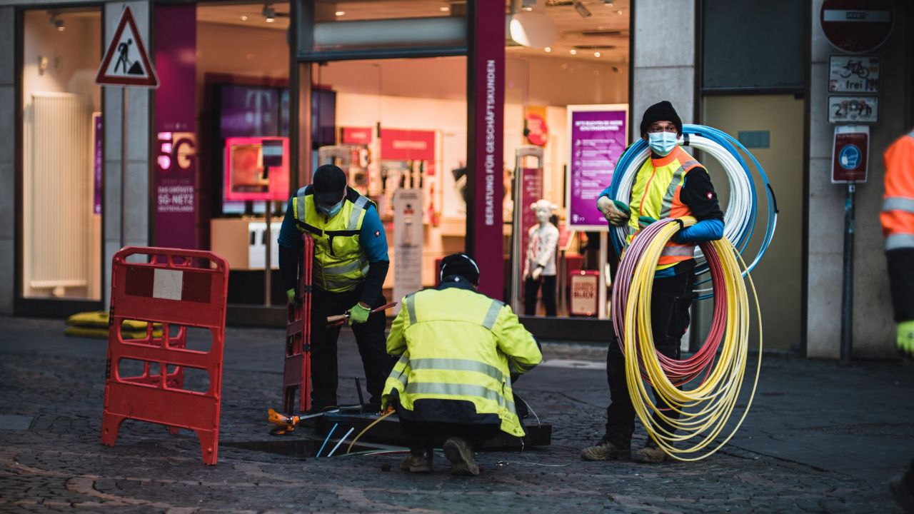 La CNMC aprueba una subida de hasta un 14,6% en los precios del acceso mayorista a la red de infraestructuras físicas de Telefónica