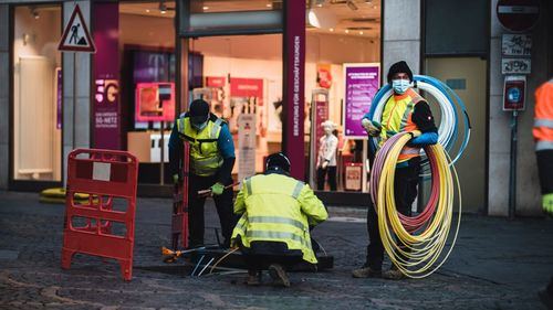 La CNMC aprueba una subida de hasta un 14,6% en los precios del acceso mayorista a la red de infraestructuras físicas de Telefónica