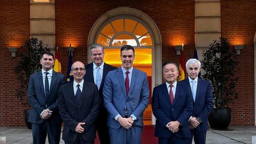 Pedro Sánchez junto a directivos de Broadcom