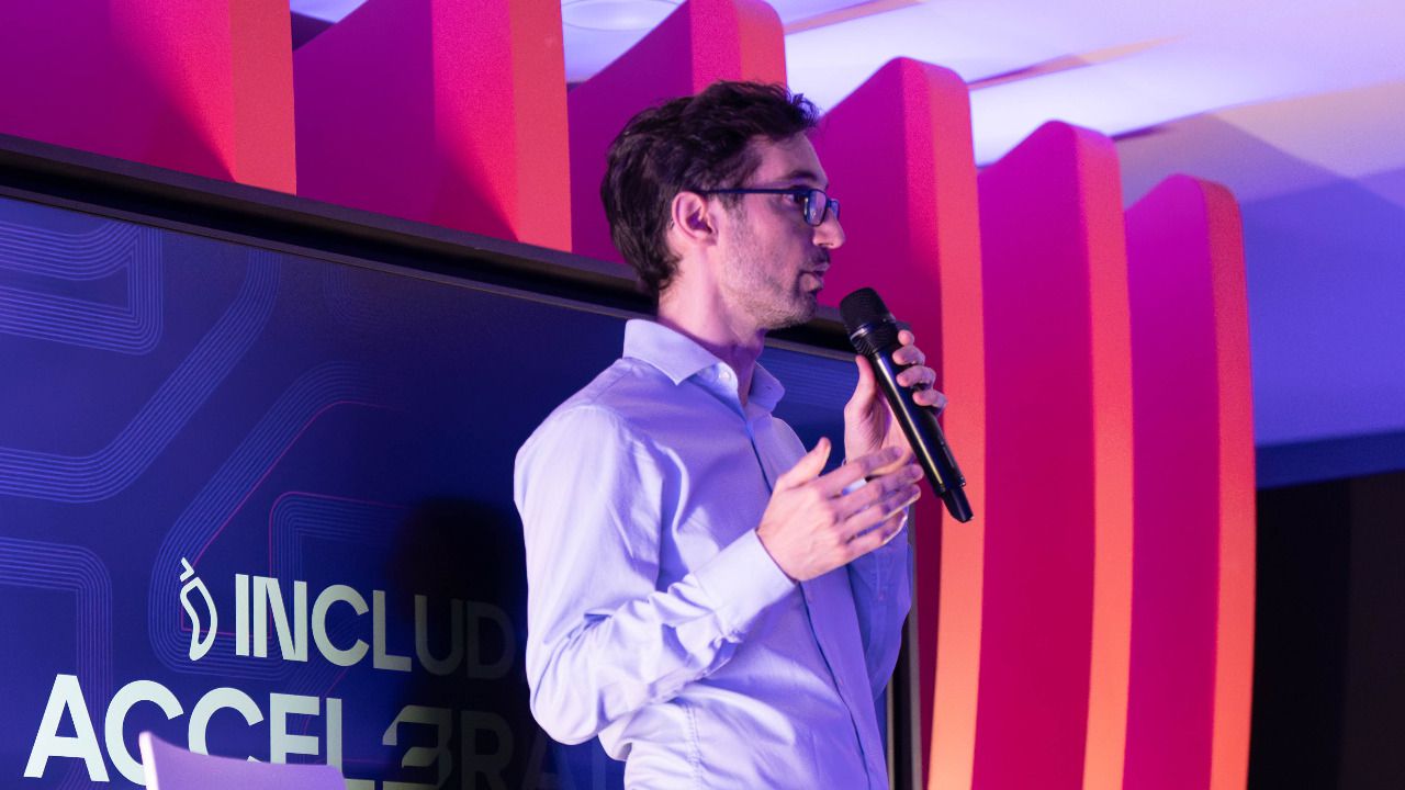Sebastián Dieguez, Chiliz Senior Public Affairs Manager, presentando la segunda edición de Chiliz Includ3d en el estadio Parc des Princes