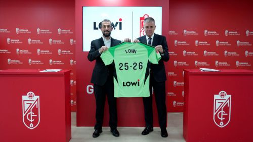 Carlos Soto, director de propuesta de valor de Vodafone España, y Lucas Alcaraz, representante institucional del Granada C.F