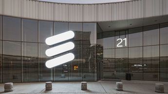 Ericsson reduce costes y mejora beneficios pese a la caída de ingresos y la presión arancelaria