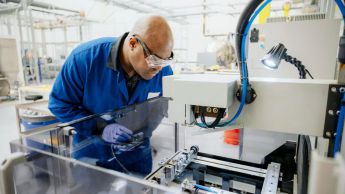 Apple invierte 500 millones en una empresa de extracción de tierras raras