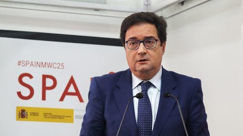 Óscar López, ministro de Transformación Digital y de la Función Pública, durante su intervención en el MWC Barcelona 2025