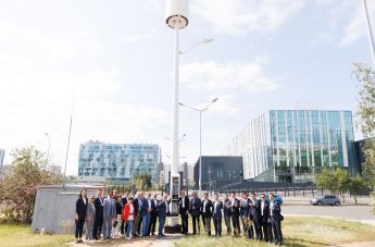 Farolas inteligentes que dan luz y conectividad: así es el nuevo experimento 5G que ya funciona en las calles de Kazajistán