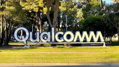 Logotipo de Qualcomm frente a sus oficinas centrales en Santa Clara (California, Estados Unidos)