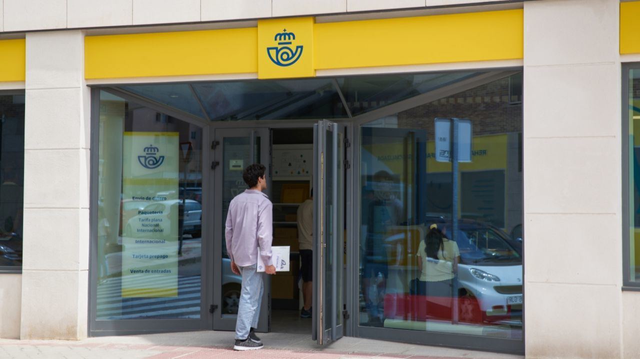 Correos comercializará en sus 2.380 oficinas los servicios de O2 y Movistar Plus+