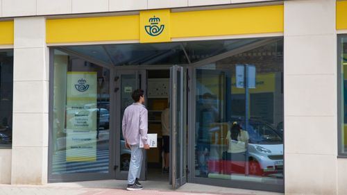 Correos comercializará en sus 2.380 oficinas los servicios de O2 y Movistar Plus+