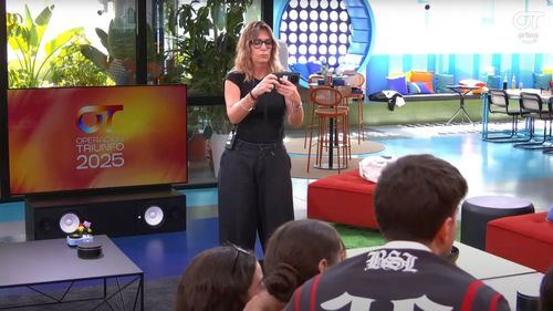 Noemí Galera haciendo una foto a los triunfitos junto a Juanjo dentro de la academia de OT 2025