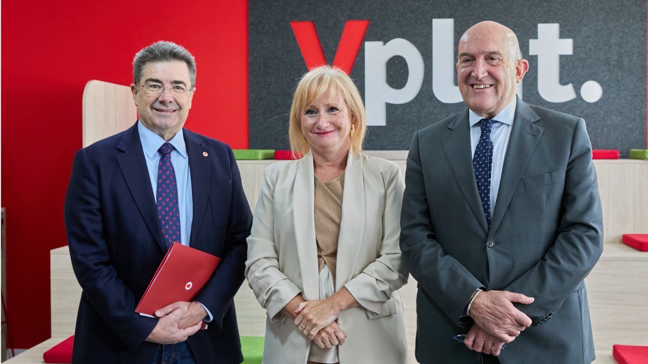 José Miguel García, CEO de Vodafone España, Leticia García, consejera de Industria, Comercio y Empleo de la Junta de Castilla y León y Jesús Julio Carnero, alcalde de Valladolid, durante la inauguración de Vplat