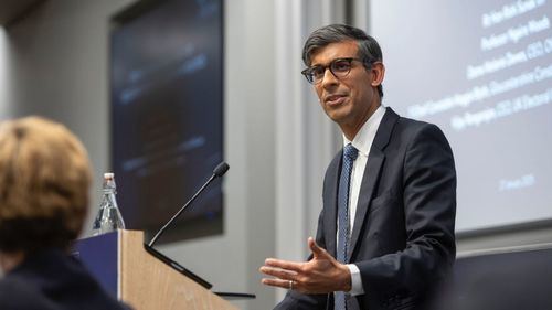 Rishi Sunak durante una conferencia en Blavatnik School of Government