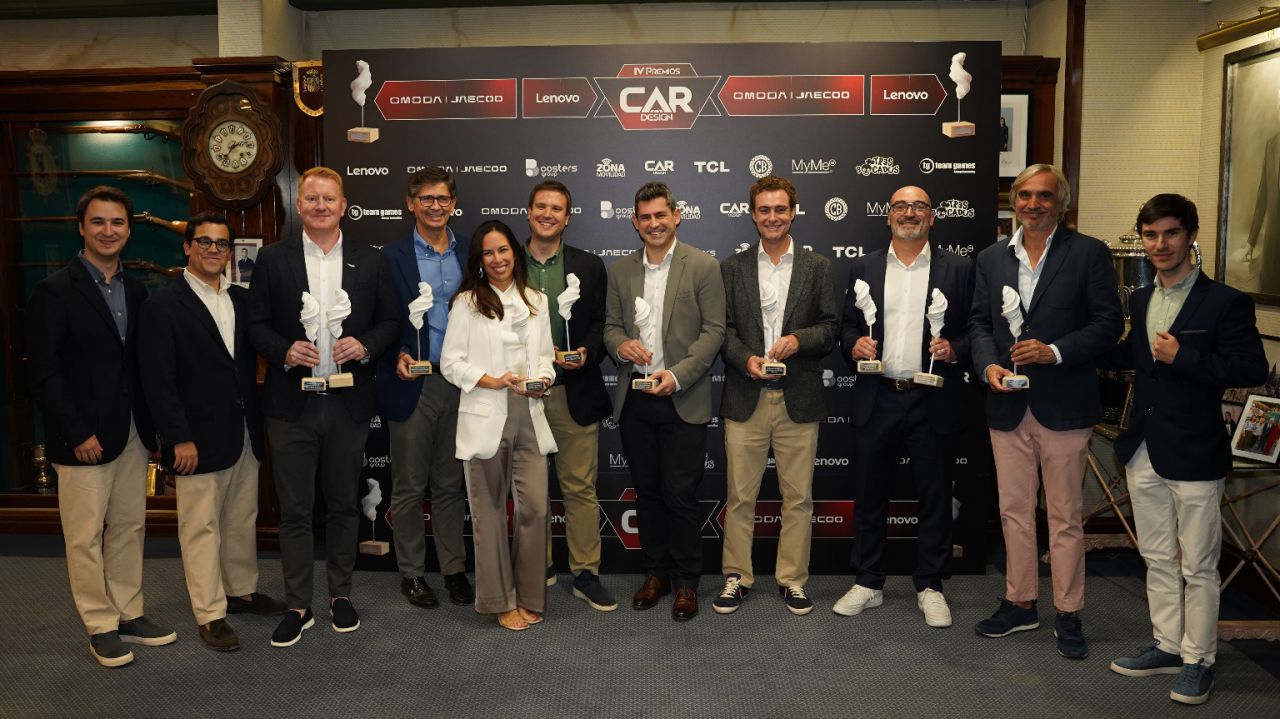 Los ganadores de los IV Premios CarDesign.es posan junto al equipo directivo de la revista