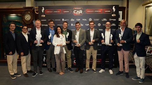 Los ganadores de los IV Premios CarDesign.es posan junto al equipo directivo de la revista