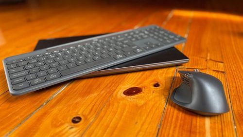 Logitech Signature Slim Solar+ K980 y del MX Master 4