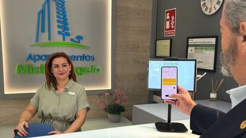 Dos españoles prueban la nueva billetera digital europea en el primer ensayo turístico de la UE