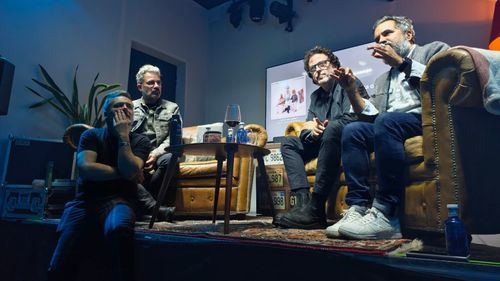 Love of Lesbian durante el encuentro con los medios en The Music Station