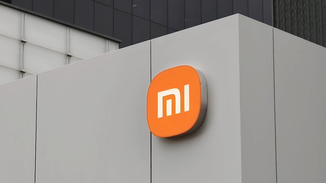 Logotipo de Xiaomi en la fachada de su nueva Xiaomi Home inaugurada en Madrid