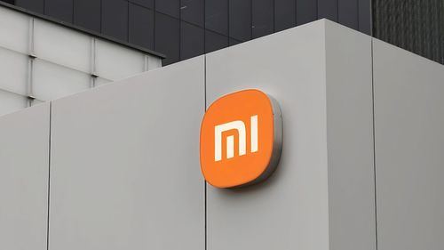 Logotipo de Xiaomi en la fachada de su nueva Xiaomi Home inaugurada en Madrid