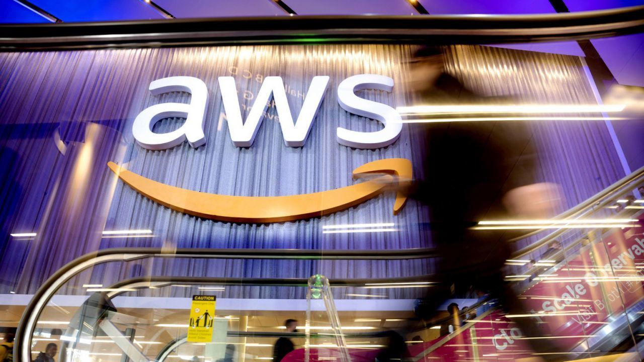 AWS lanza su nuevo chip Trainium3 y refuerza su plataforma de agentes de IA en un re:Invent 2025 marcado por la infraestructura y la automatización