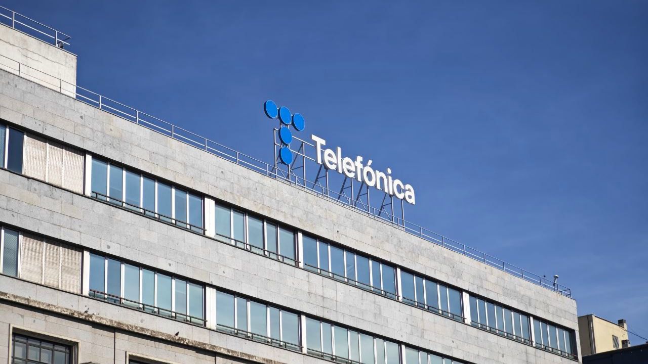 Telefónica suaviza su ERE en el CEV y reduce el umbral para evitar despidos forzosos