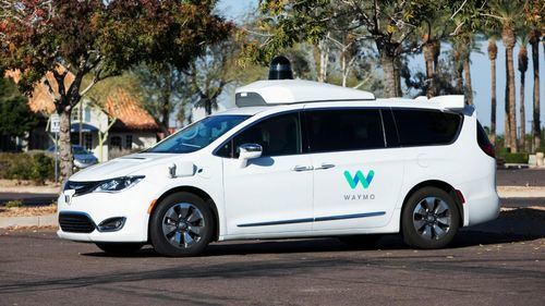 Waymo prueba un asistente de IA con Gemini en sus robotaxis para acompañar a los pasajeros