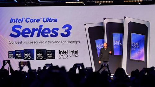 Jim Johnson, Vicepresidente Sénior y Gerente General del Grupo de Computación para Clientes de Intel, durante la presentación en el CES 2026