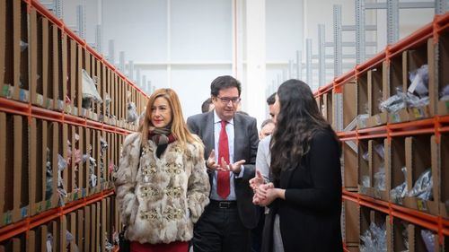 El ministro para la Transformación Digital y de la Función Pública, Óscar López, durante su visita al nuevo centro de Lookiero en Miranda del Ebro