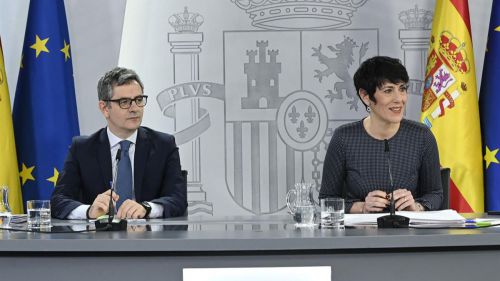 El ministro de la Presidencia, Justicia y Relaciones con las Cortes, Félix Bolaños, y la ministra de Inclusión, Seguridad Social y Migraciones, y portavoz del Gobierno, Elma Saiz, durante el Consejo de Ministros