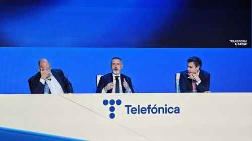 Marc Murtra junto a Emilio Gayo y Juan Azcue durante la presentación de resultados de 2025 de Telefónica