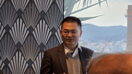 Elvis Zhou, CEO de Oppo Europa, durante un encuentro con la prensa paralelo al MWC Barcelona 2026