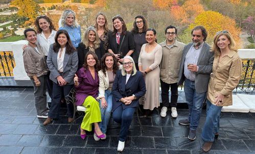 Reunión de parte de los asociados y asociadas en la última asamblea de Margarita Bly