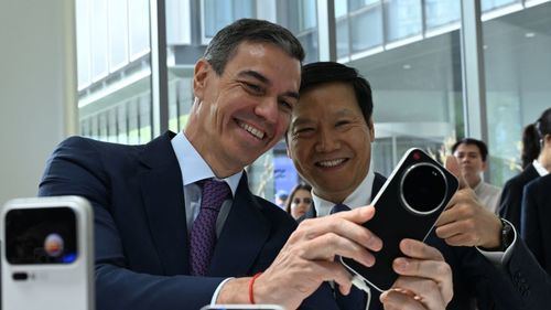 Sánchez junto a Lei Jun haciéndose un selfie con el Xiaomi 17 Ultra