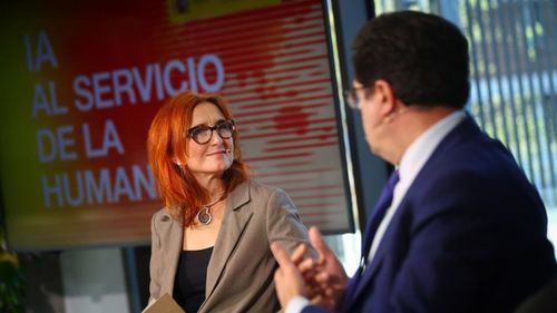 Ana García Robles en conversación con el ministro de Óscar López