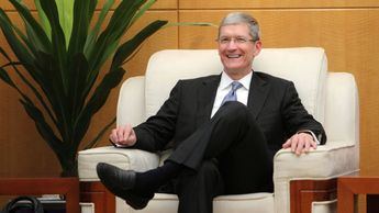 Apple inicia su mayor relevo en 15 años: Tim Cook cede el mando a John Ternus