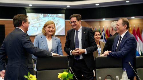 Óscar López, ministro para la Transformación Digital y de la Función Pública, durante el encuentro en Chipre con otros ministros y la vicepresidenta de la Comisión Europea, Henna Virkkunen