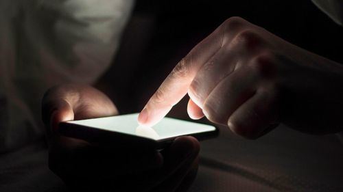 Una gran demanda europeoa acusa a Google, Meta y TikTok de no frenar las estafas financieras