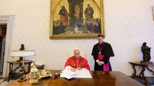 El Papa León XIV firma para la encíclica 'Magnifica Humanitas'