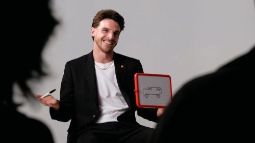Xiaomi ficha a Declan Rice como embajador para preparar el desembarco de sus coches eléctricos en Europa