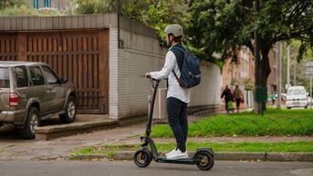 España endurece la regulación de los patinetes: edad mínima de 15 años y casco obligatorio desde octubre