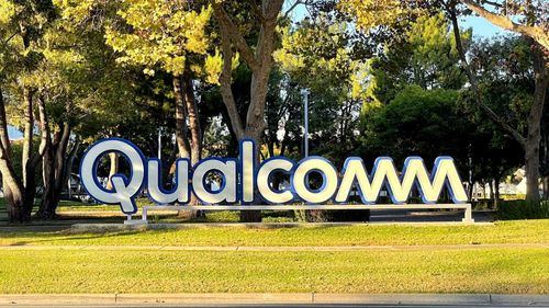 Logotipo de Qualcomm frente a sus oficinas centrales en Santa Clara (California, Estados Unidos)